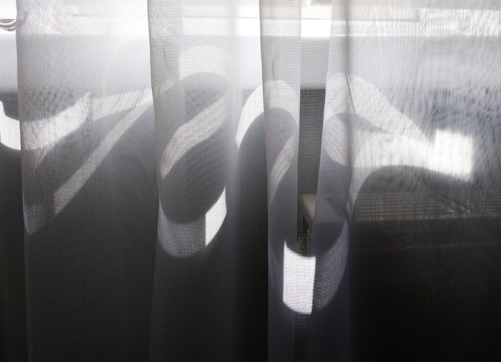 Полосы света на прозрачной шторе by natalytry