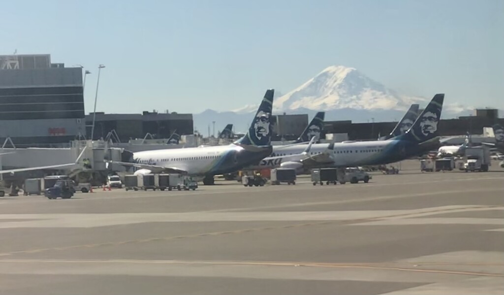 Mt. Rainer over Seattle Airport by pandorasecho