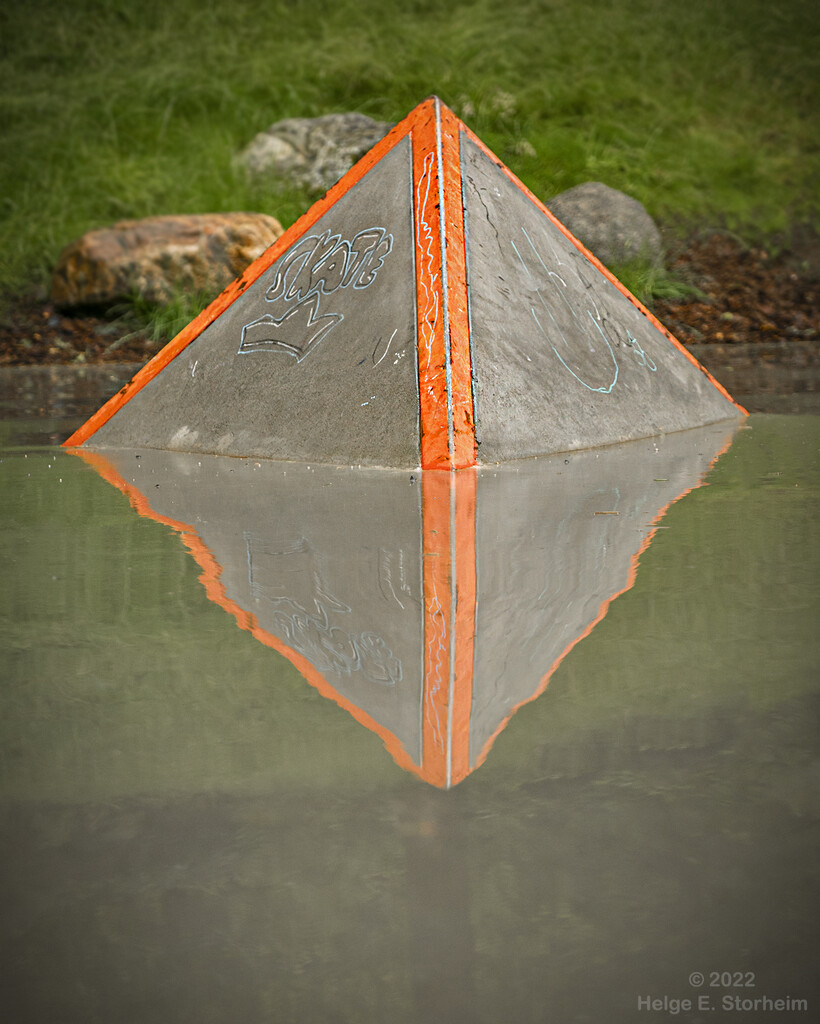 Pyramide reflection by helstor365