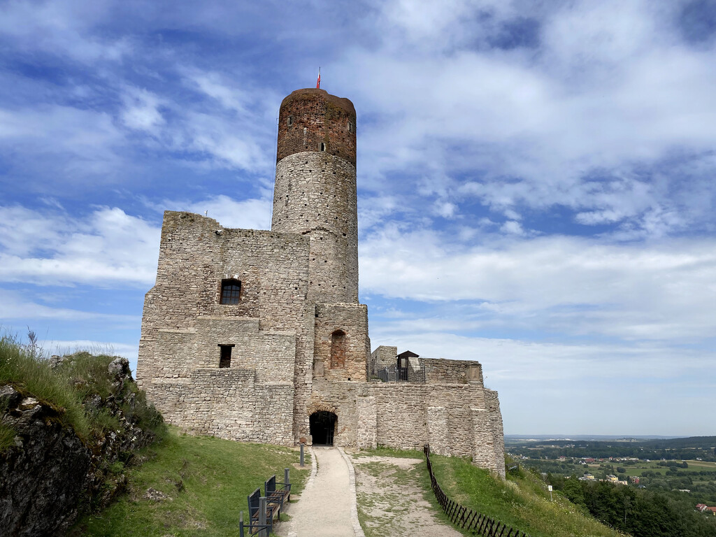 Castle Chęciny by nmamaly