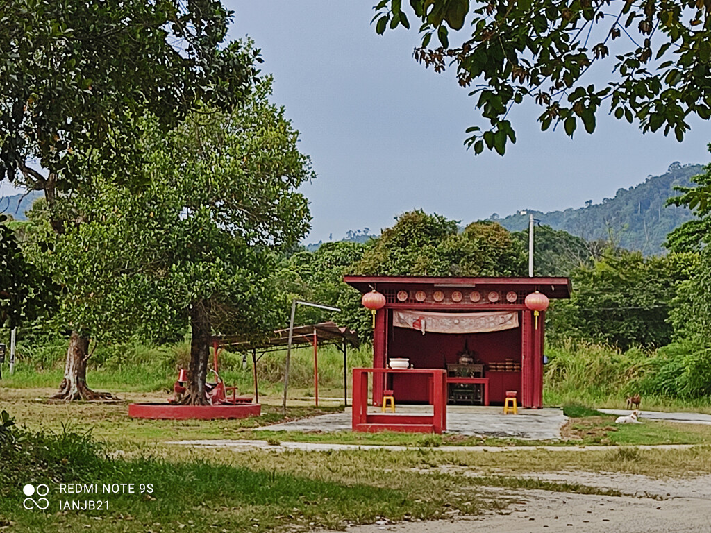 The Shrine at KhunThai by ianjb21