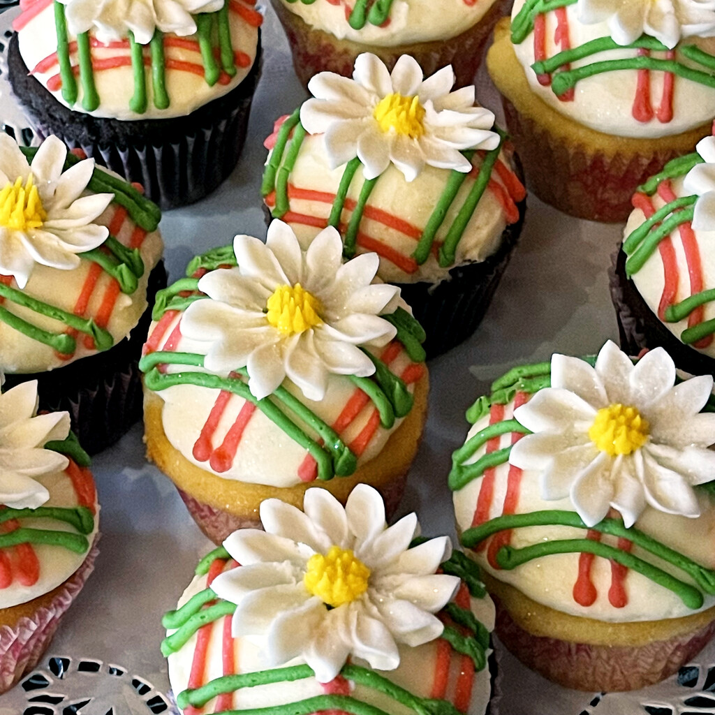 Daisy Cupcakes by yogiw