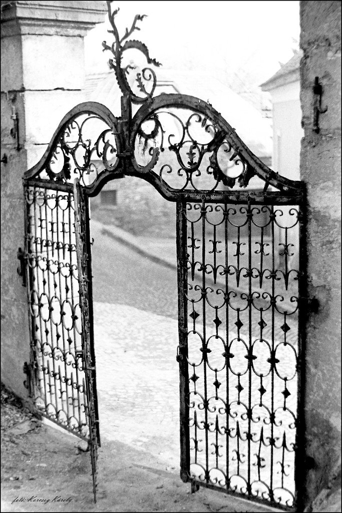 A latticed gate in Szentendre by kork