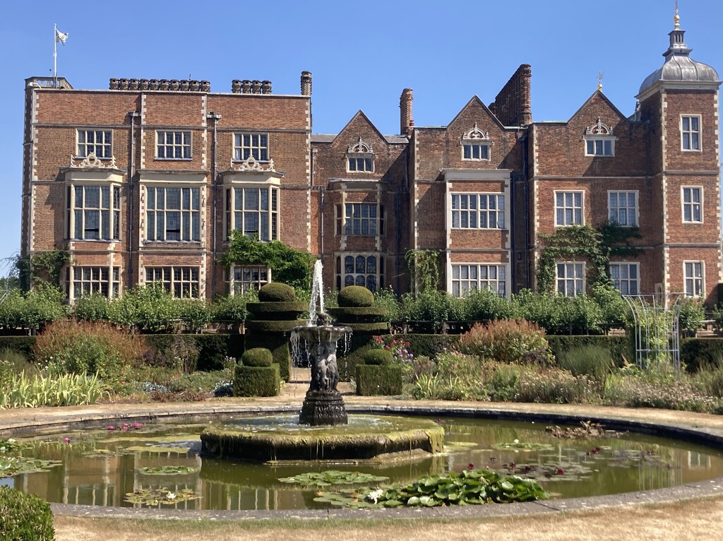 Hatfield House  by elainepenney