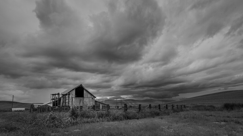 Palouse Barn and the Incoming Storm - BW version by jyokota