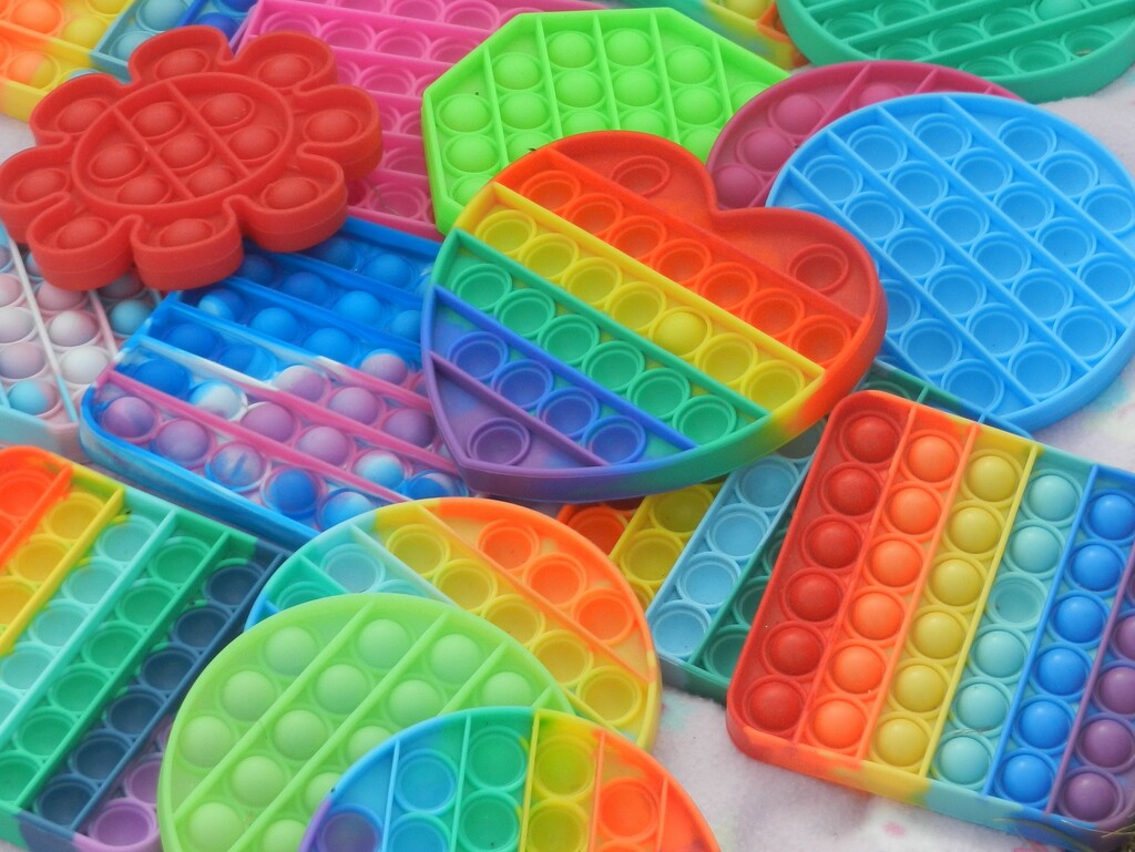 Disposable plastic fidgets by jenbo