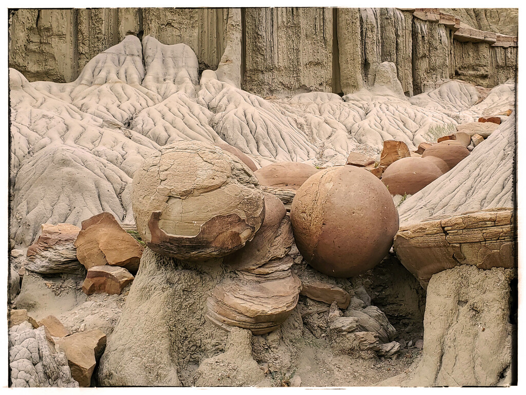  A Wider Look at the Cannonballs against the Rocks by milaniet