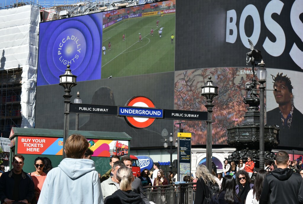 Piccadilly Circus Saturday afternoon by anitaw