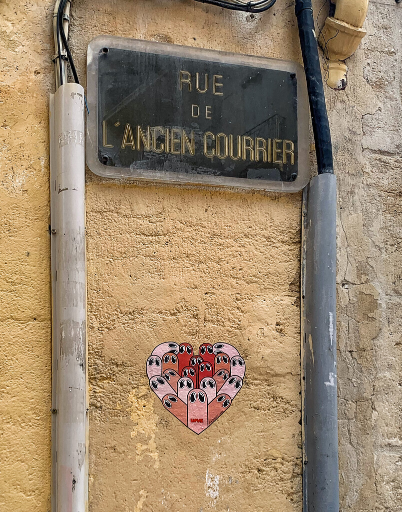 A funny heart rue de l’ancien courrier.  by cocobella
