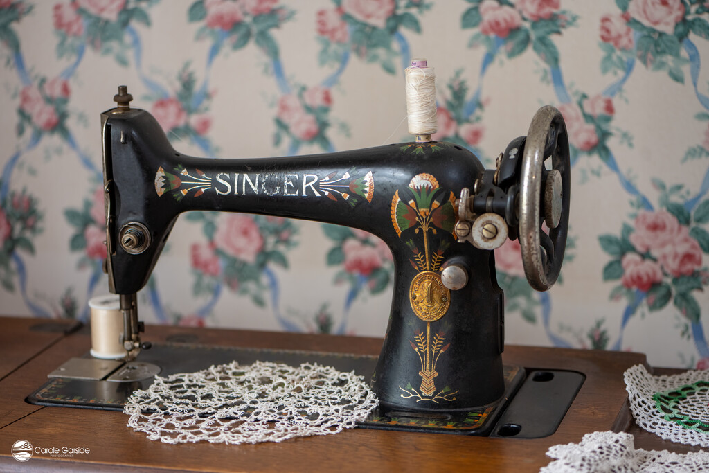 Singer Sewing Machine by yorkshirekiwi