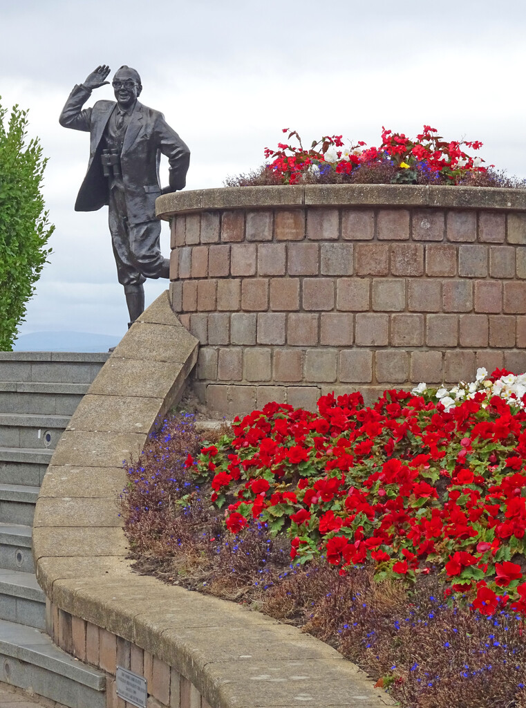 The Eric Morecambe statue in Morecambe by marianj