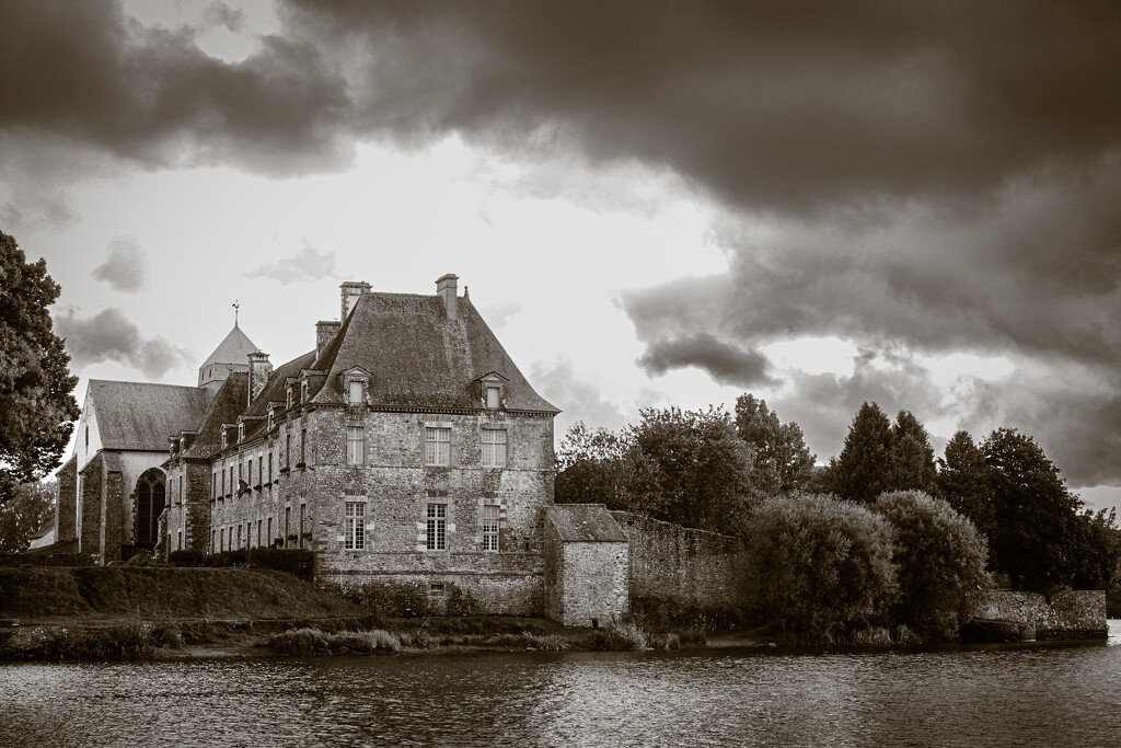 Stormy Abbey by vignouse