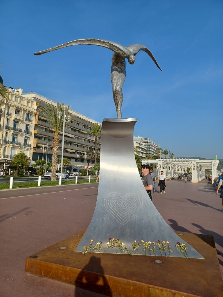 Monument, Promenade des Anglais  by busylady