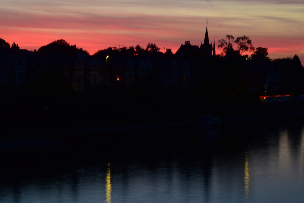 Sunset over Hampton Court by matsaleh