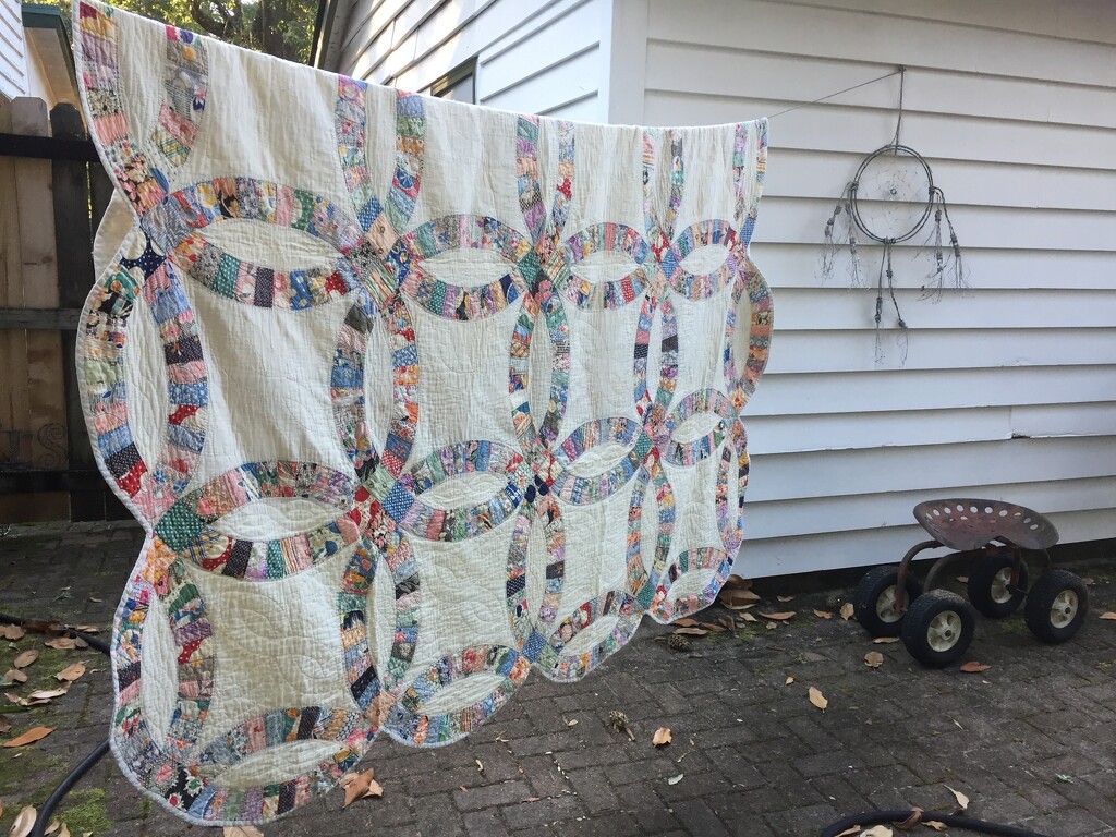 Connie's Double Wedding Ring quilt by margonaut