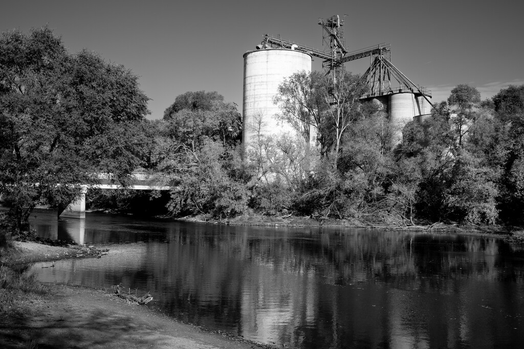 Grain Elevator  by tosee