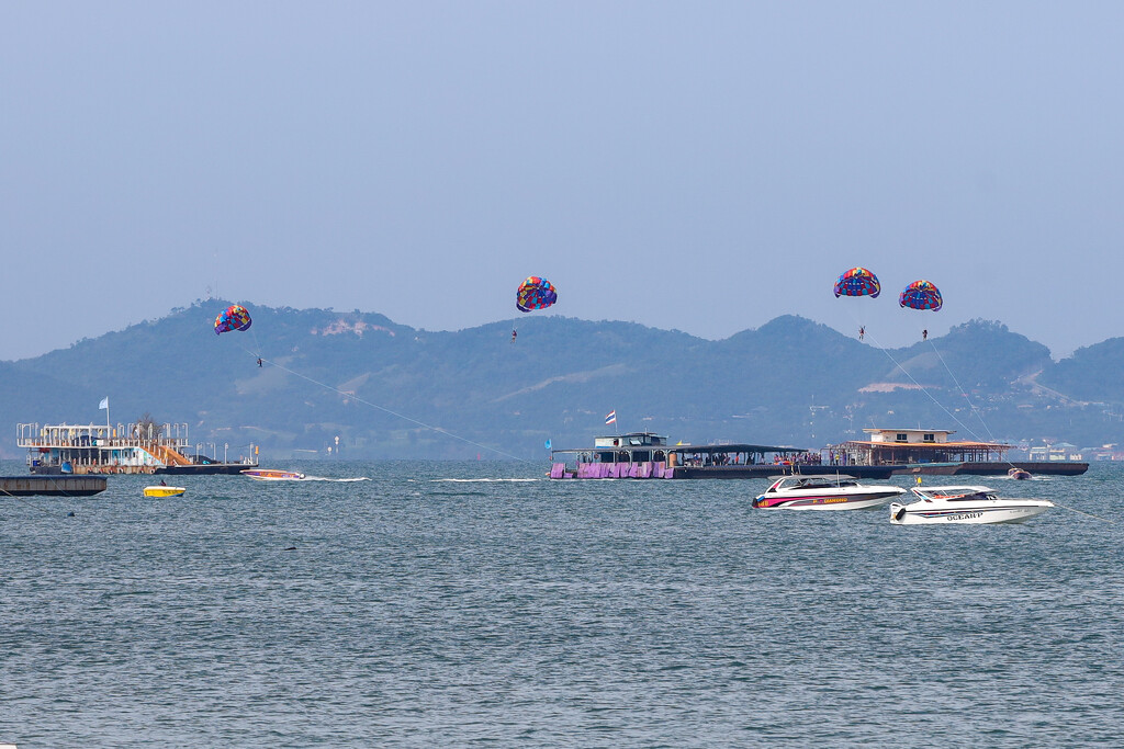 Paragliders in the Bay by lumpiniman