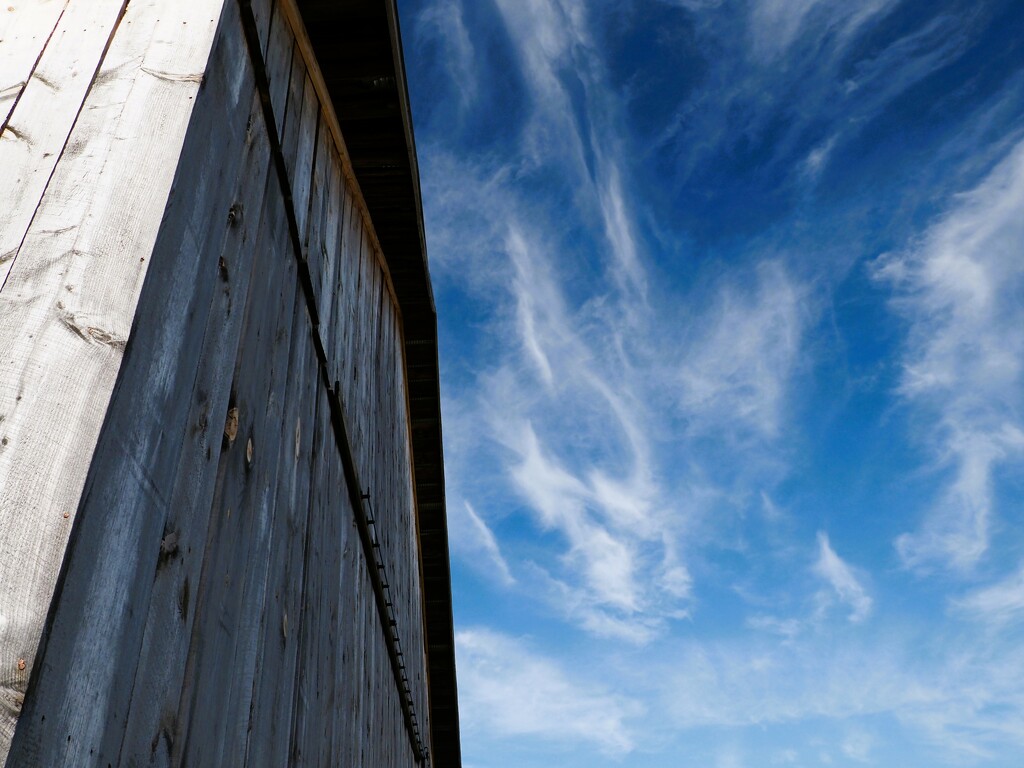 barn and sky by edorreandresen