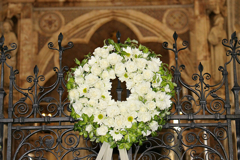 White  Wreath  by wendyfrost