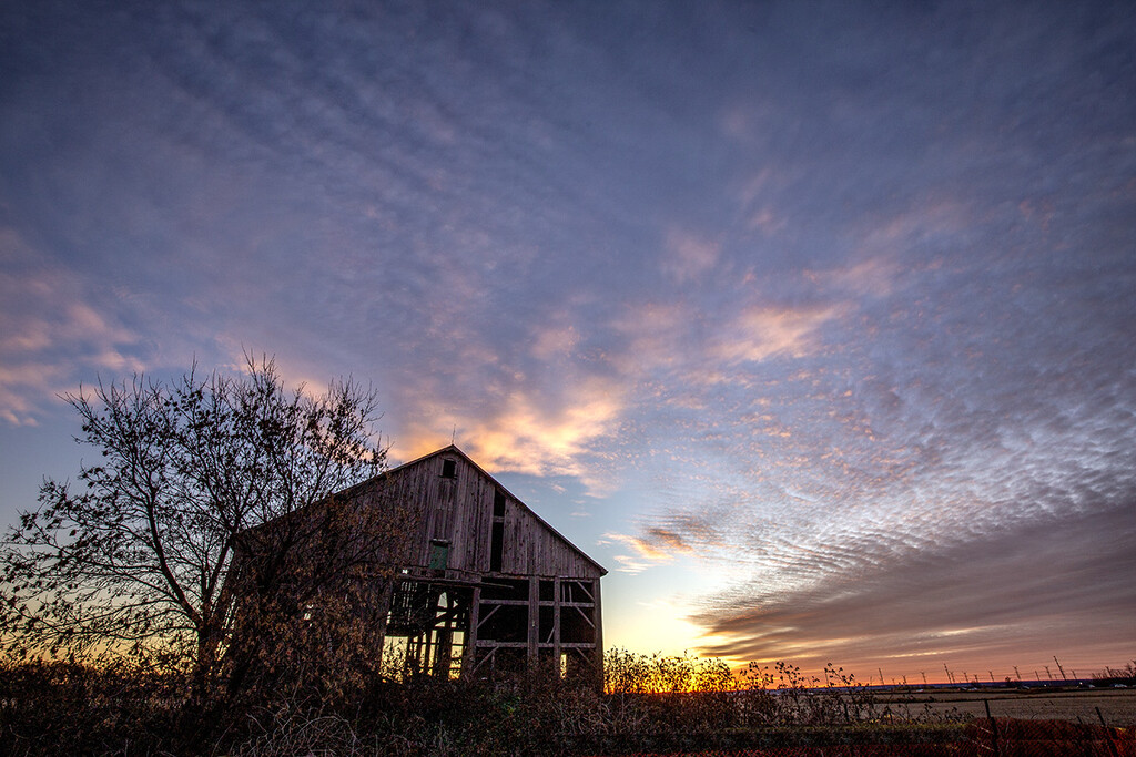 8th Line Barn Sunset by pdulis