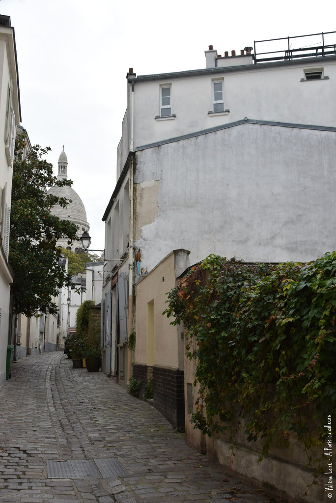 Montmartre little street going to the Sacre Coeur by parisouailleurs