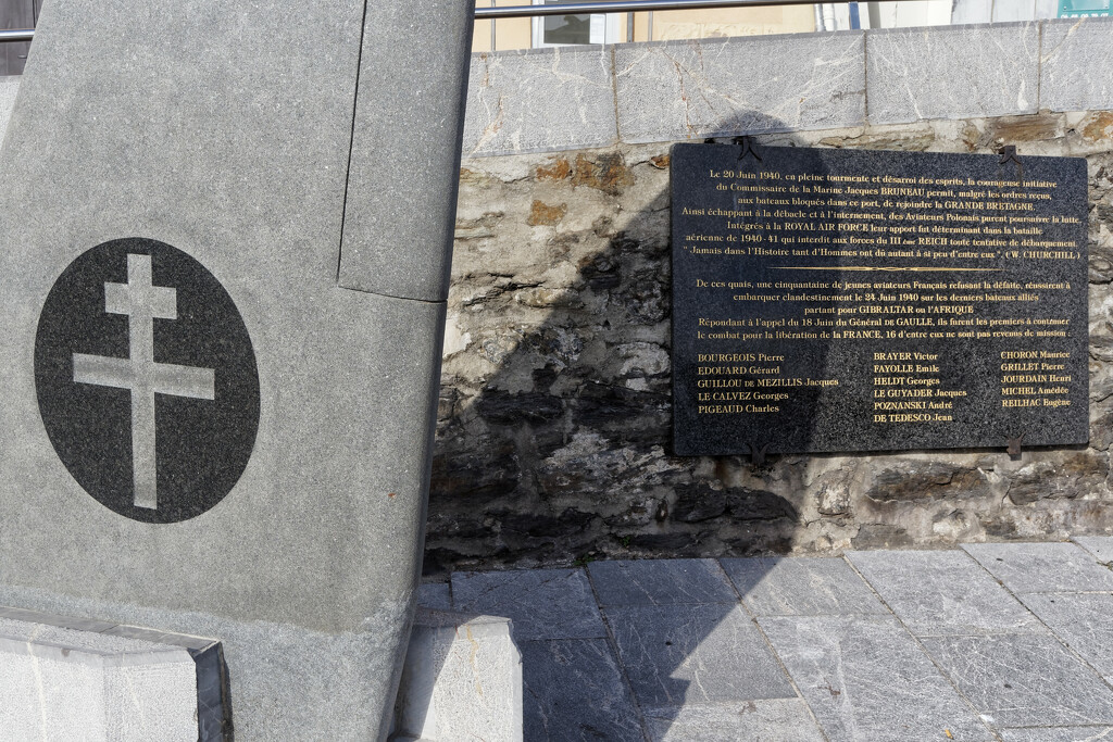 Port Vendres, pilots' memorial by laroque