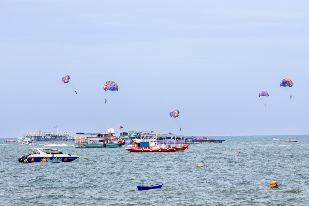 Pattaya Bay - Paragliders by lumpiniman