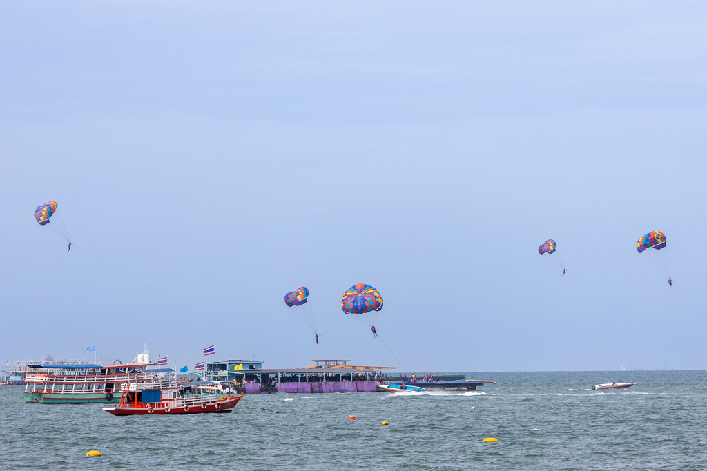 Pattaya Bay - Paragliders (2) by lumpiniman