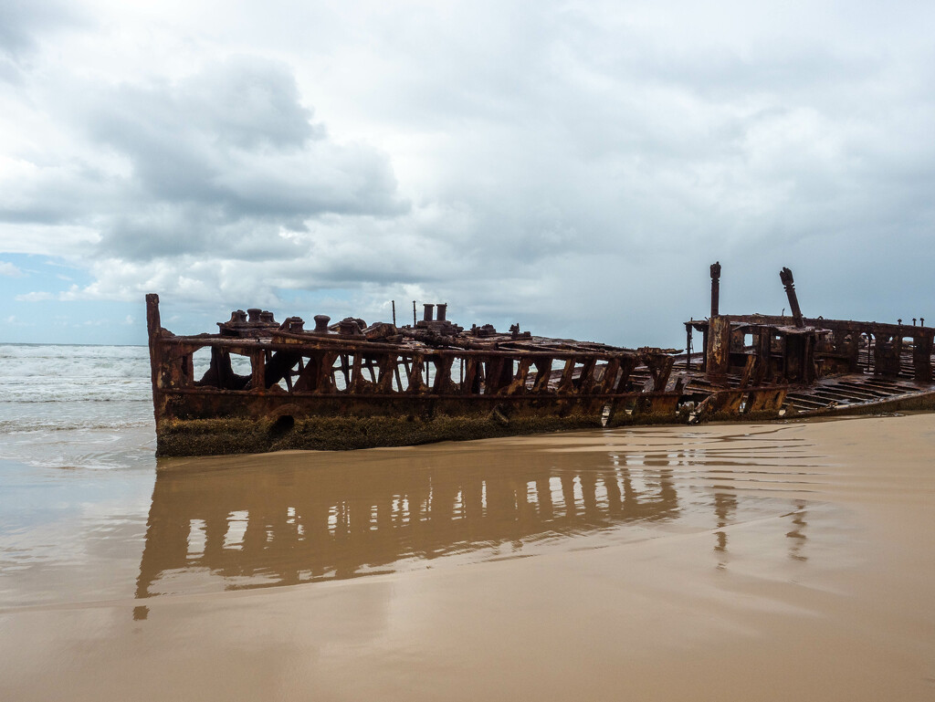 Shipwreck on Fraser Island by gosia
