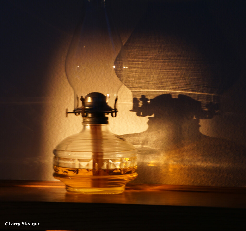 Light on a oil lamp by larrysphotos