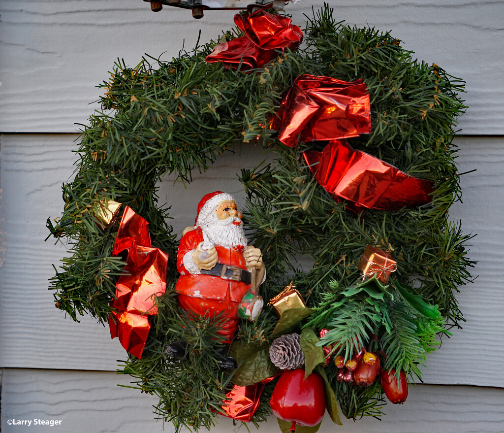 Holiday Wreath antique by larrysphotos