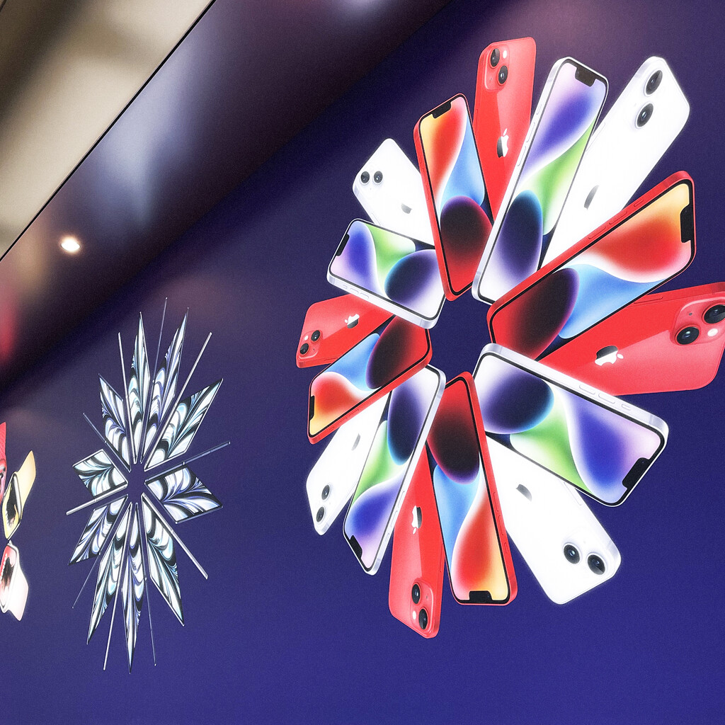 Snowflakes At The Apple Store by yogiw