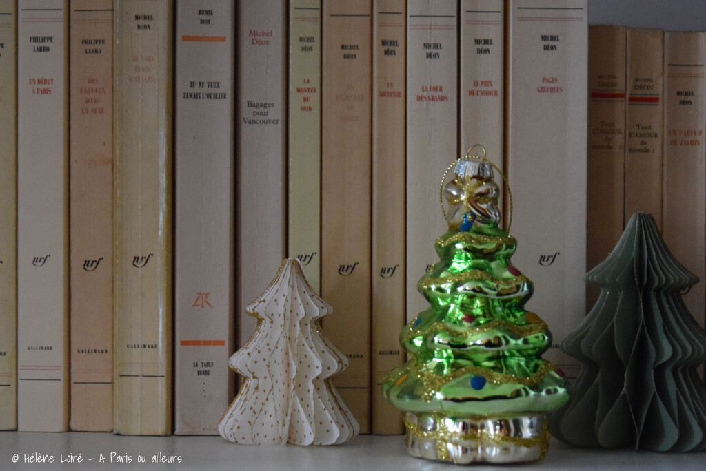 Christmas on a shelf by parisouailleurs