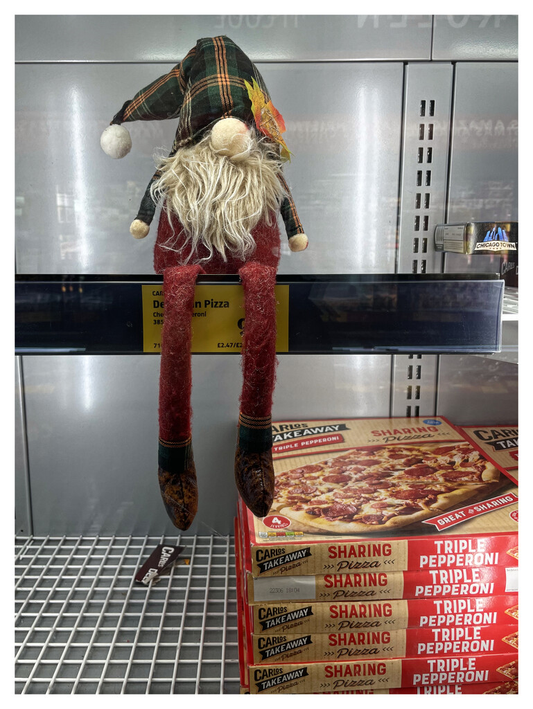 2022-12-10 Guardian of the Pizza by cityhillsandsea