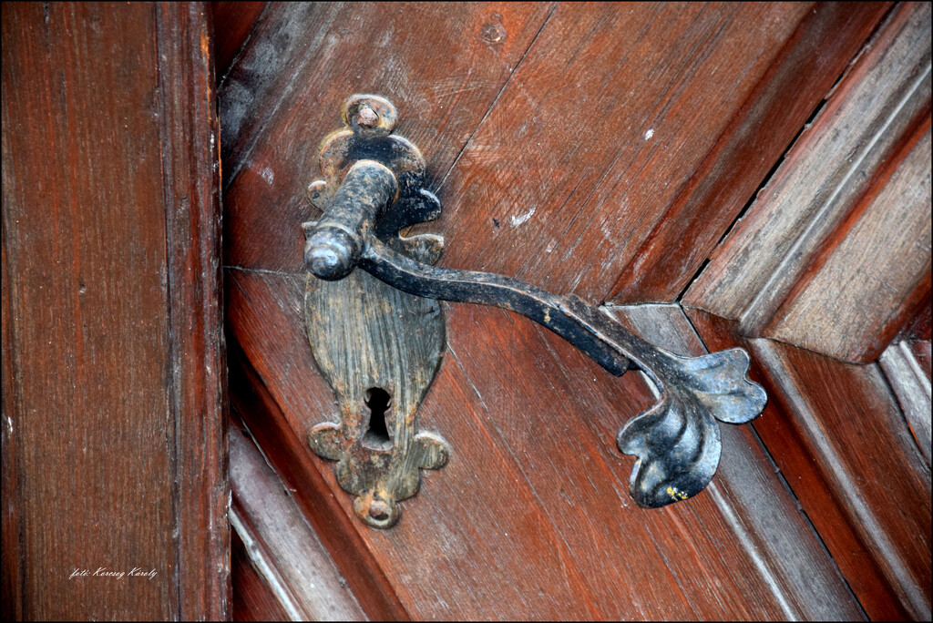 The handle of the old gate by kork