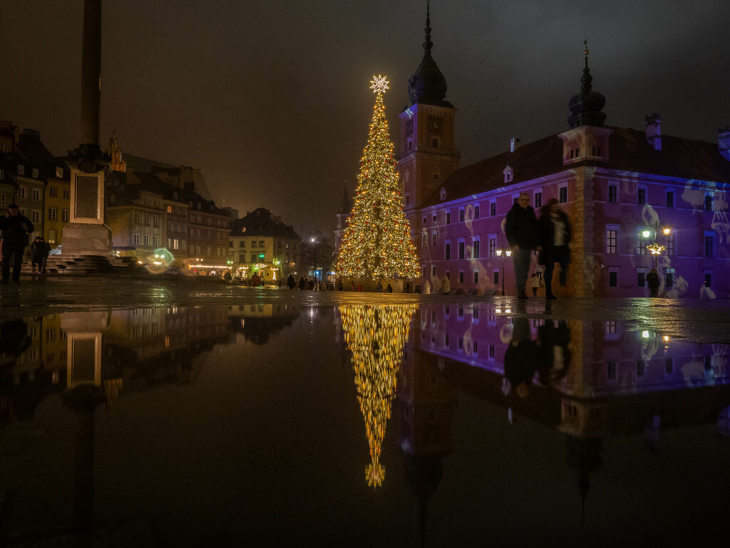 Christmas tree in Warsaw by haskar
