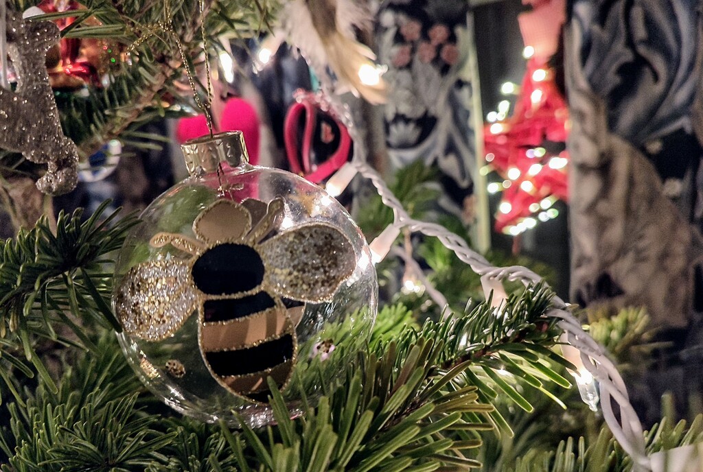 Bee bauble  by boxplayer