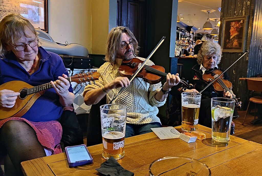 Music in the pub by boxplayer