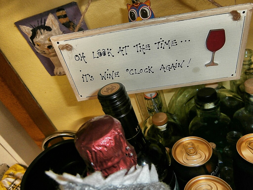 Wine 'o' clock.... by cutekitty