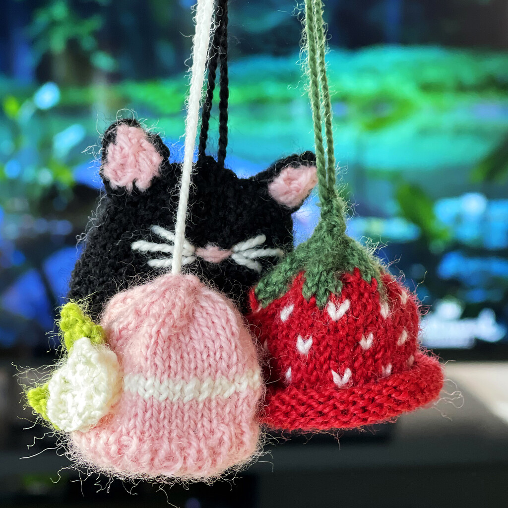 Mini Hats For Tracy by yogiw