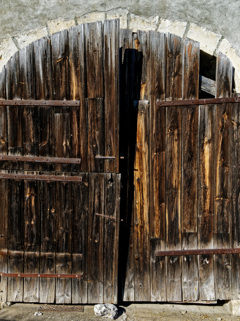 0129 - The old doors by bob65