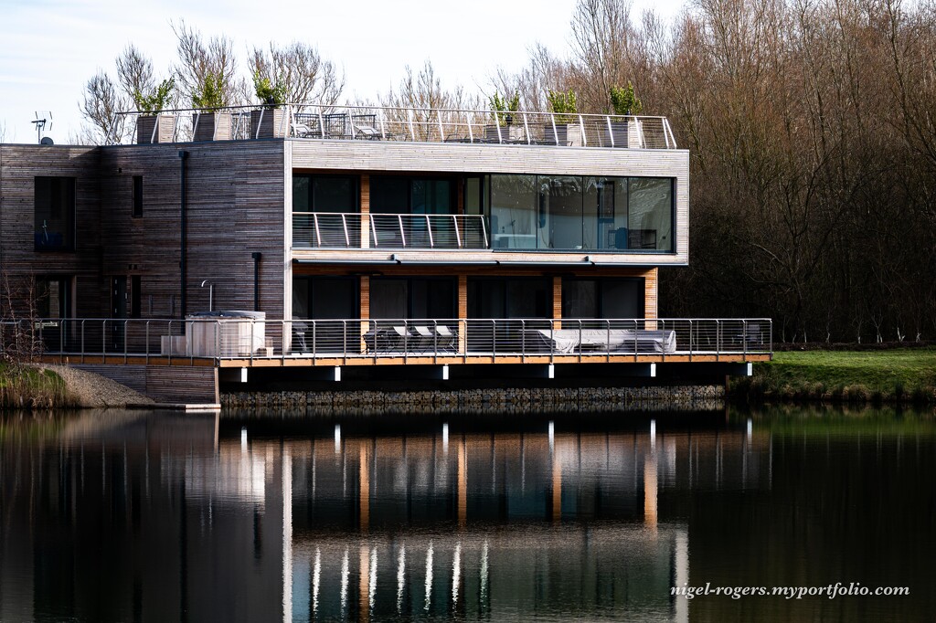 Reflecting on modern architecture by nigelrogers