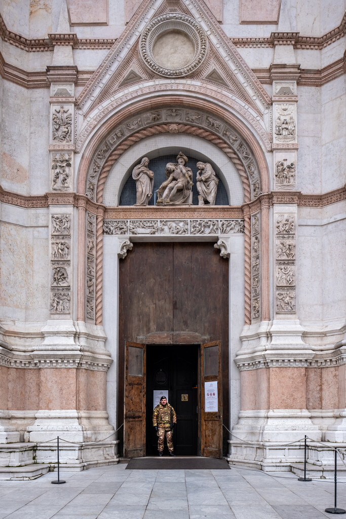 Guarding the Basilica di San Petronio by jyokota
