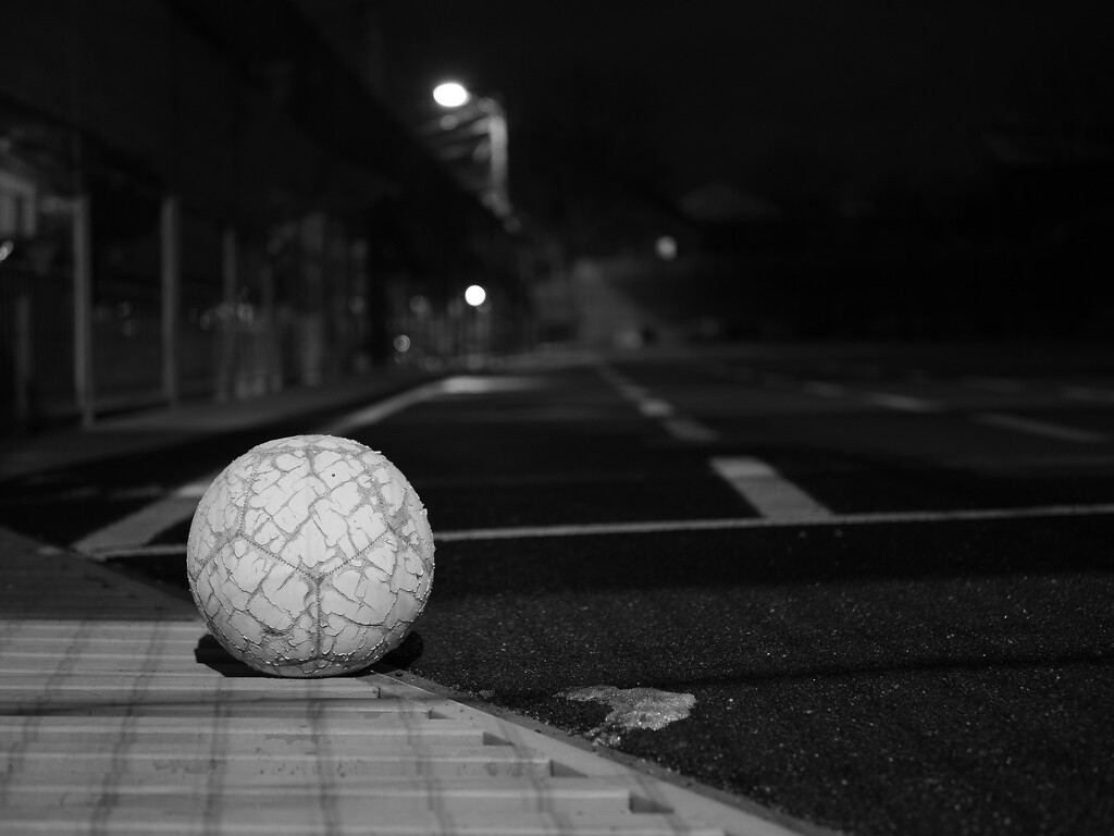 Abandoned ball by monikozi