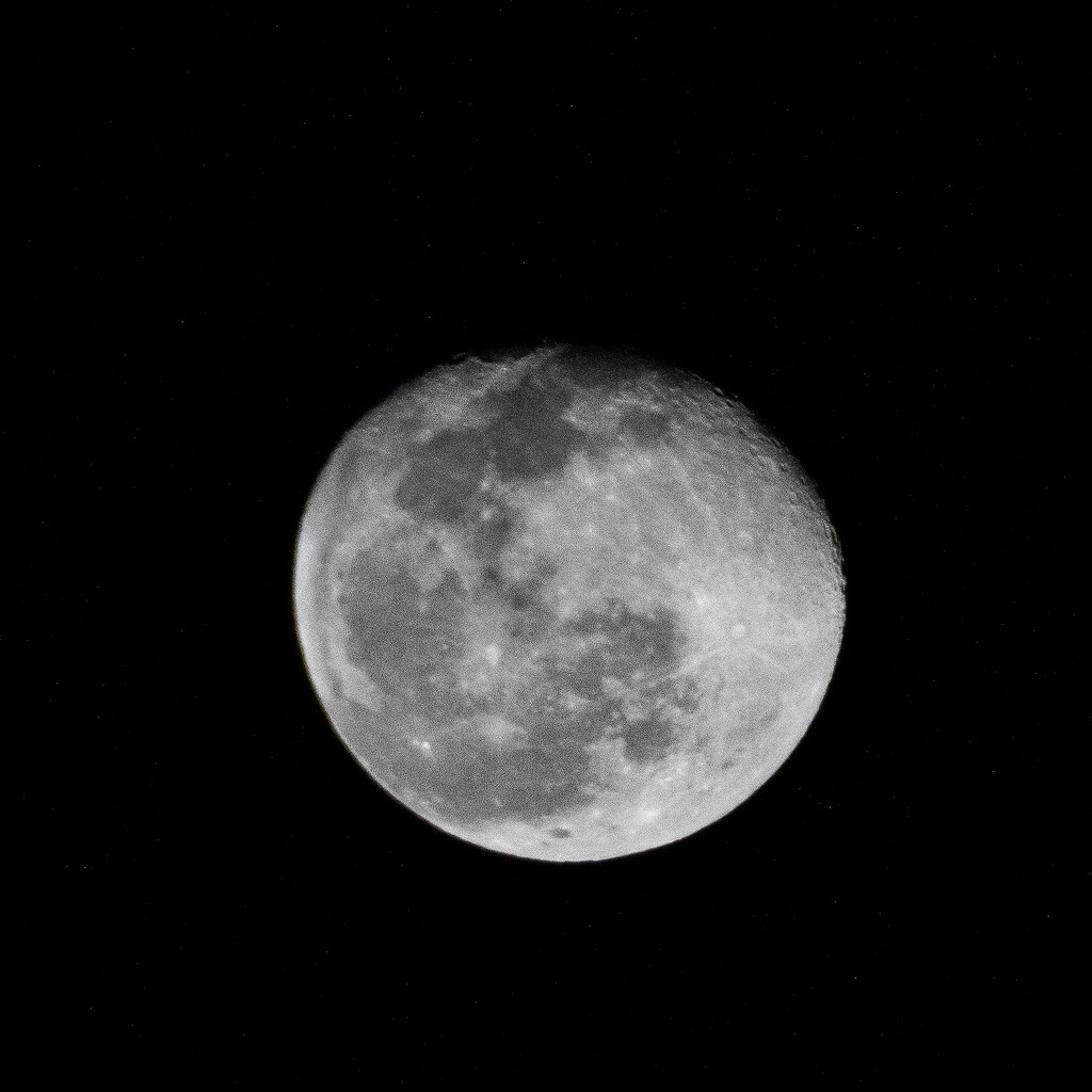 Almost full moon by mdaskin