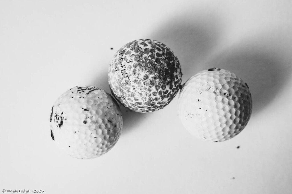 Golf Balls and Dirt by kuva