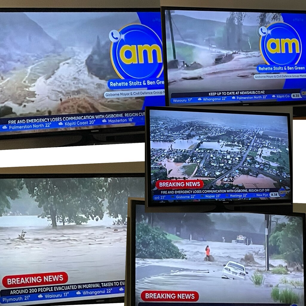 A few pics of floods in Northland  by Dawn