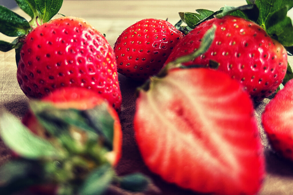 Strawberries  by gaillambert