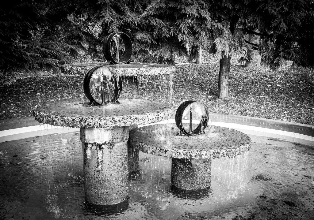 Circular fountain by randystreat