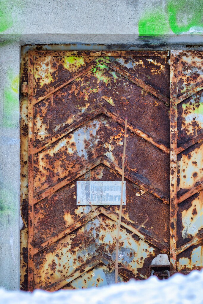 Rusty door by okvalle